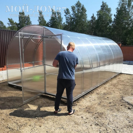 Теплица СверхПрочная Усиленная 6 метров с поликарбонатом | Мой-Дом27 | Каркас изготовлен из оцинкованной замкнутой трубы 20*20 мм.<br>
 Ширина - 3 метра. Высота - 2,1 метра. Длина 6 метров.<br>
 Выдерживаемая снеговая нагрузка - 300 кг/м2. Выдерживаемая ветровая нагрузка - до 22 м/с.<br>
 <b>Расстояние между дугами 0,65 метра.&nbsp;ДВОЙНАЯ ДУГА под дугой приварена еще одна дуга - толщина металла каждой дуги 1,2&nbsp;мм.</b>&nbsp;Ширина двери 0,96 метра.<br>